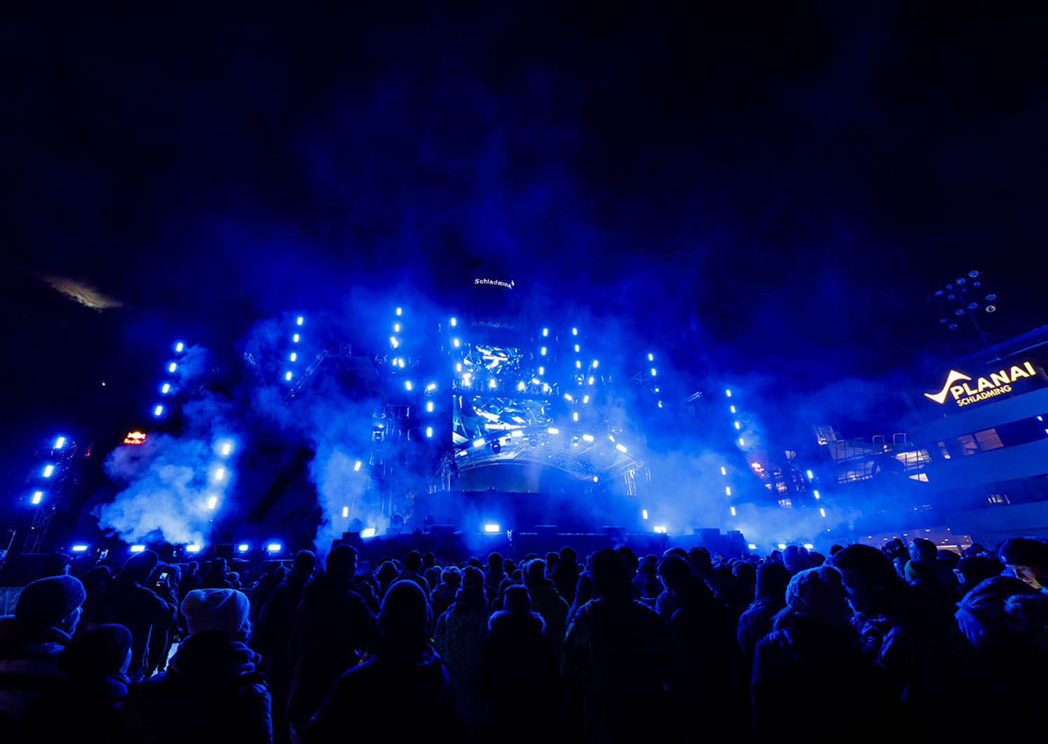 Stage in Blauem Licht mit Crowd beim Skiopening in Schladming