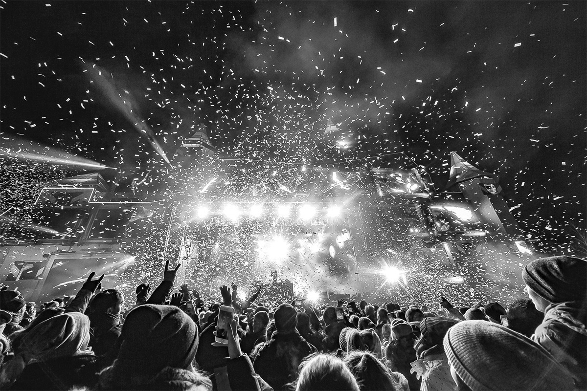 Zuschauer im Glitterregen vor der Bühne am Sound-and-Snow-Festival in Gastein